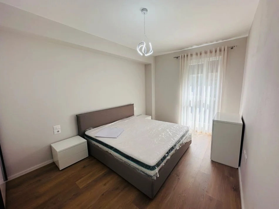 Tirane, jepet me qera apartament 2+1+Ballkon Kati 2, 130 m² 650 € 