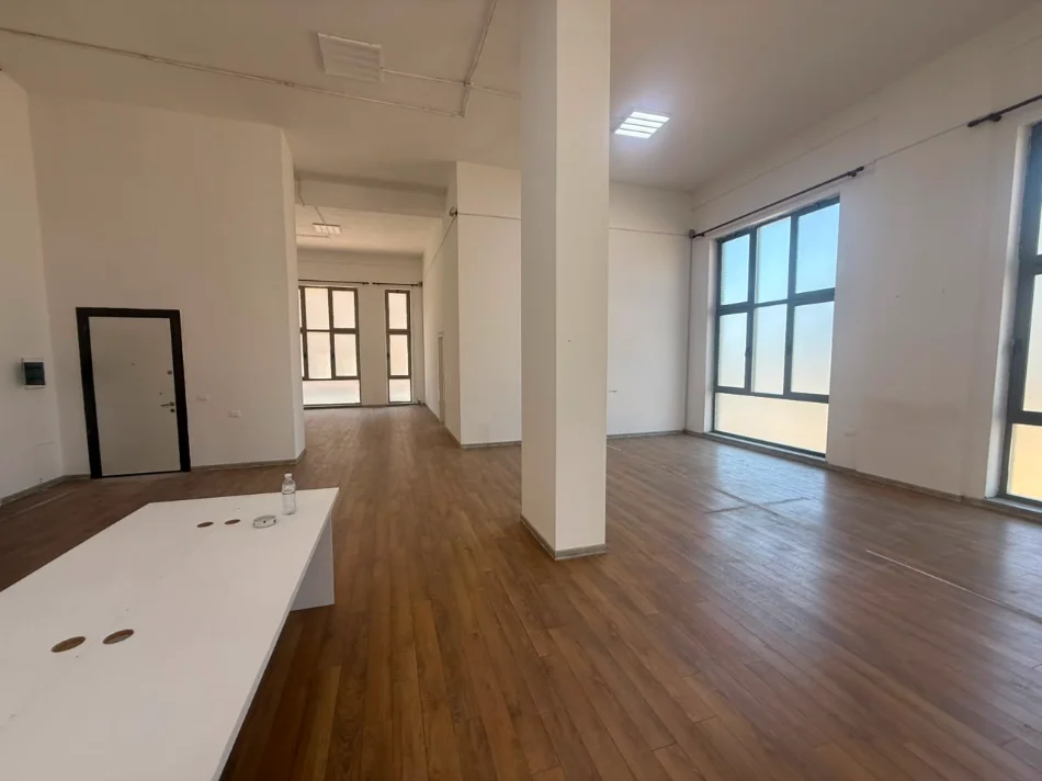 Tirane, jepet me qera ambjent biznesi Kati 1, 220 m² 1.500 € (Xhamllik)