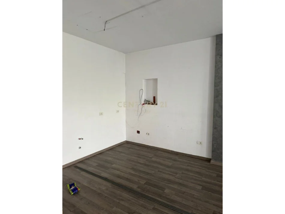 Tirane, jepet me qera ambjent biznesi Kati 1, 104 m² 1.500 € (Stadiumi Dinamo)