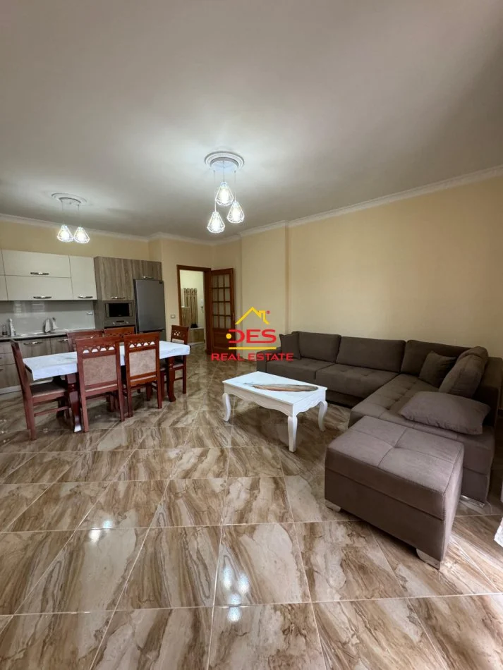 Vlore, jepet me qera apartament 2+1+Ballkon Kati 10, 120 m² 350 € (Rruga Hajredin Haxhiraj)