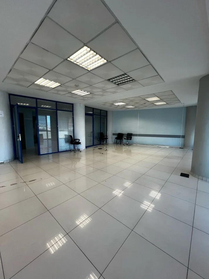 Tirane, jepet me qera ambjent biznesi , 270 m² 2.500 € (Selvia)