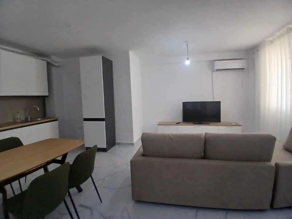 Tirane, jepet me qera apartament 1+1 Kati 4, 60 m² 400 € (Shkoze; pallatet e Tom Doshit)
