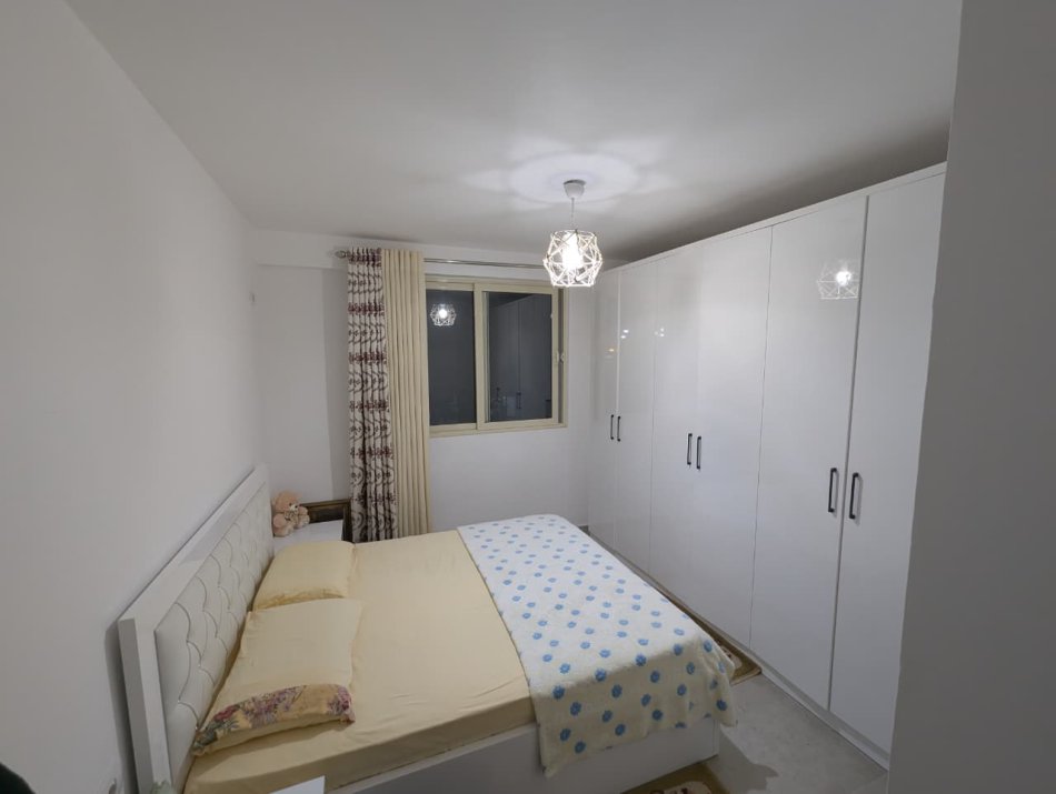 Tirane, jap me qera apartament 1+1 Kati 1, 65 m² 400 € (Shkoze)