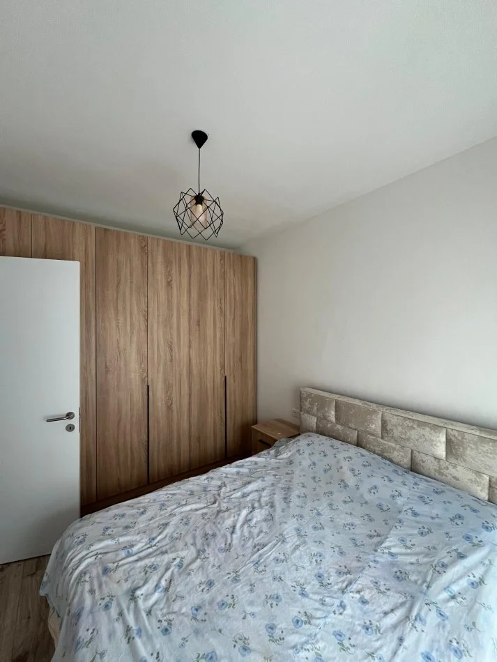 Tirane, jepet me qera apartament 1+1 Pallat 2025, Kati 2, 450 € (Yzberisht Nela 6)