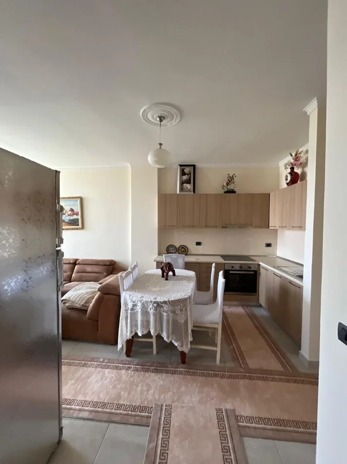 Tirane, jepet me qera apartament 2+1 Kati 4, 80 m² 500 € (Bar Enzo Kopshti Botanik)