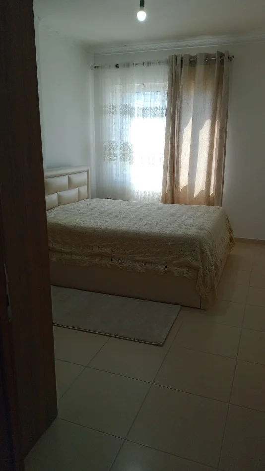 Tirane, jepet me qera apartament 1+1 , 430 € (Bulevardi Migjeni)