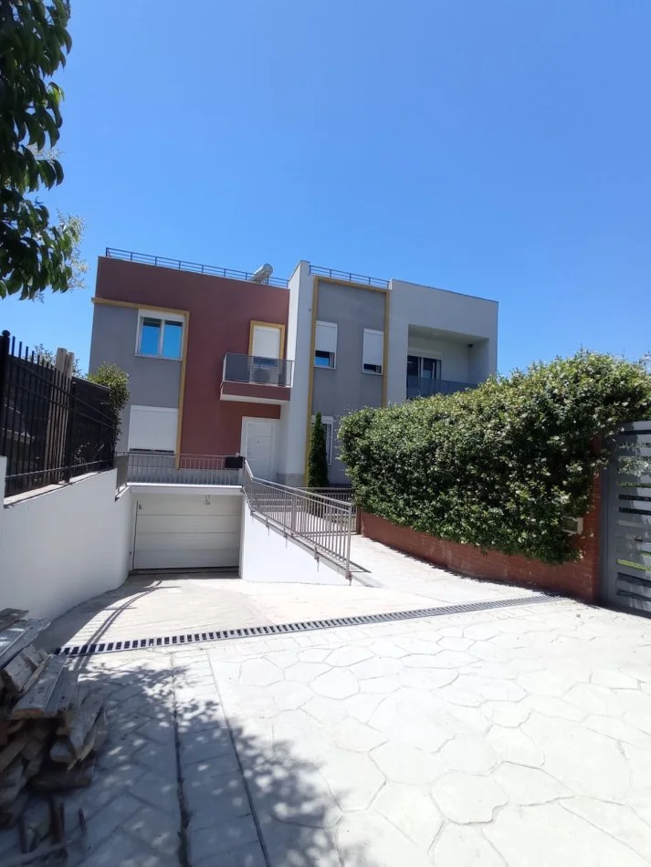 Tirane, shitet apartament 4+1+Aneks+Ballkon Kati 2, 354 m² 500.000 € (Lunder)