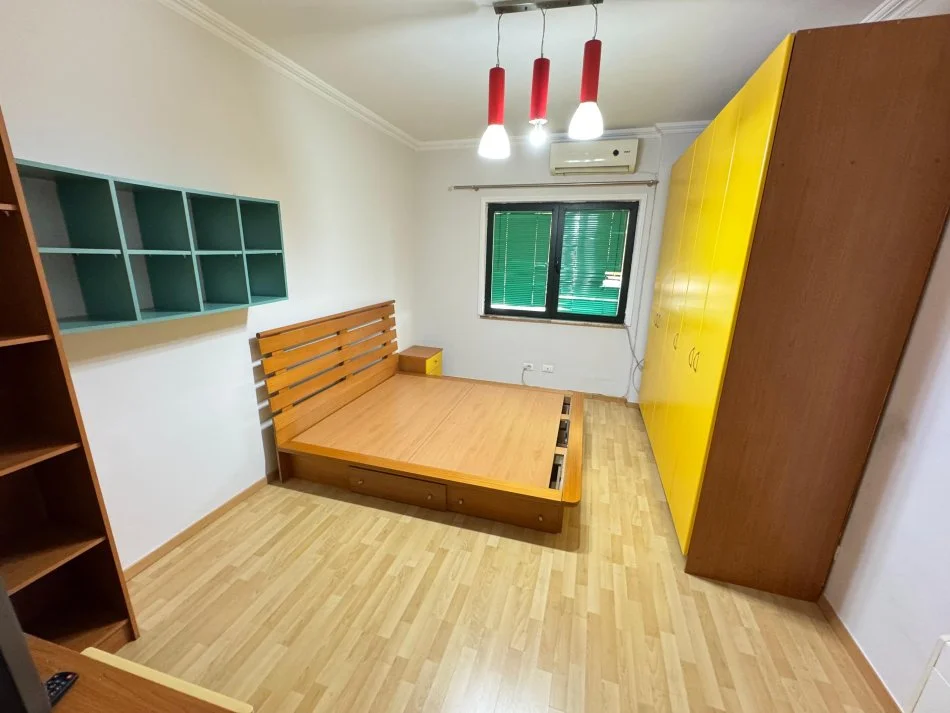 Tirane, jepet me qera 2+1+Ballkon Kati 8, 100 m² 700 € (Stacioni i Trenit, Prane Postes)