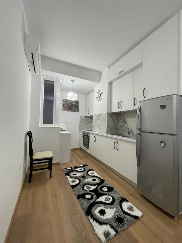 Tirane, jepet me qera apartament 1+1 Kati 4, 55 m² 450 € (Brryli)