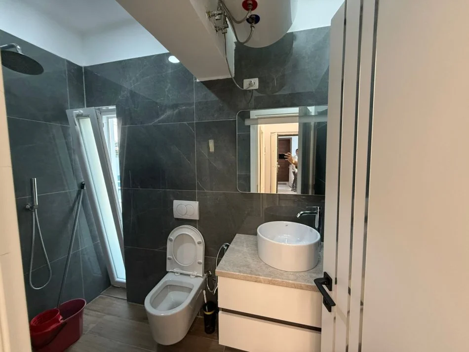 Tirane, jepet me qera apartament 1+1 Kati 6, 49 m² 550 € (Hoxha tahsim)