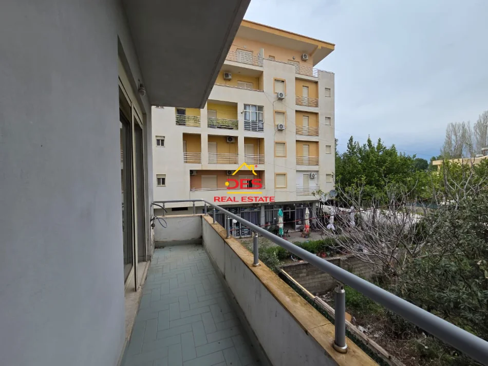 Vlore, jepet me qera apartament 2+1+Ballkon Kati 2, 90 m² 400 € (Rruga Sazani)
