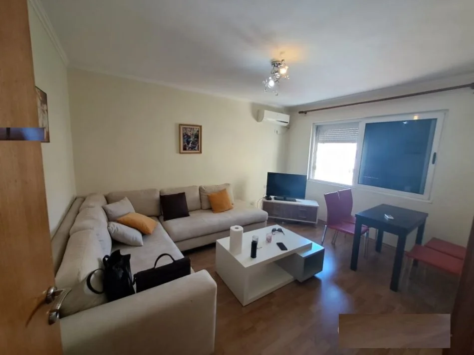 Tirane, jepet me qera apartament 1+1 Kati 5, 644 m² 550 € (Bllok)