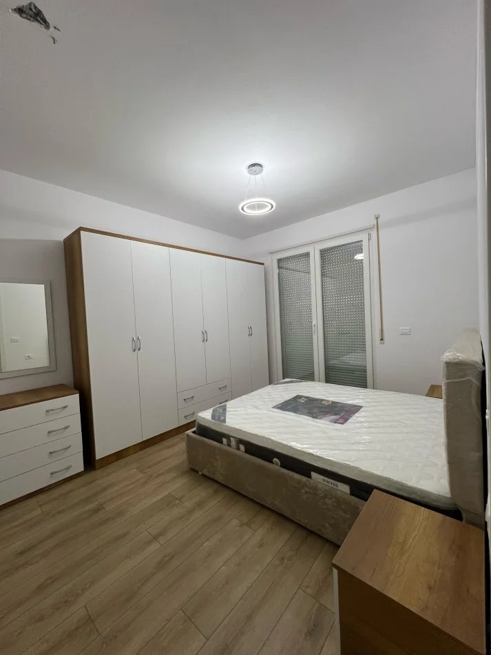 Tirane, jepet me qera apartament 2+1+Ballkon Kati 3, 94 m² 450 € (Gryka Kacanikut Univers City I Sapomobiluar)
