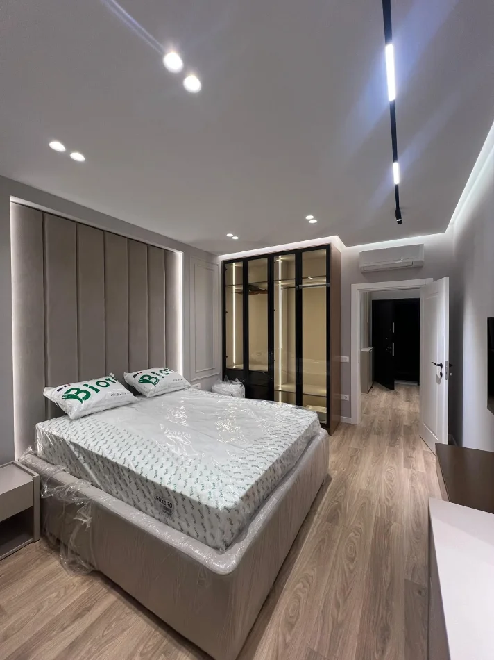 Tirane, jepet me qera apartament 1+1+Ballkon Kati 2, 75 m² 900 € 