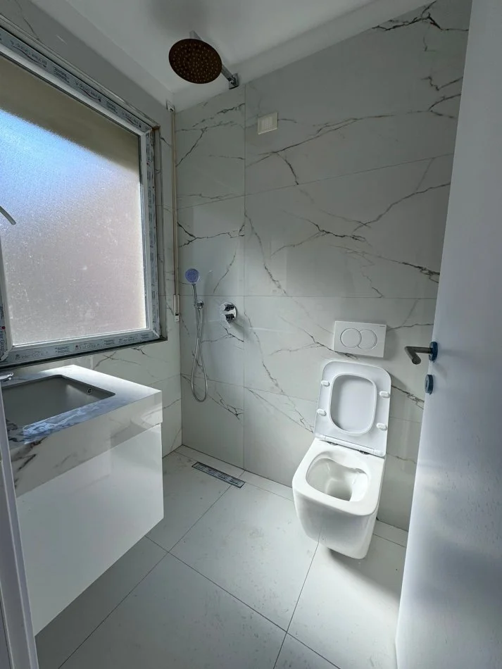 Tirane, jepet me qera apartament 2+1+Ballkon Kati 3, 100 m² 350 € (rruga Ramazan Gaxherri)