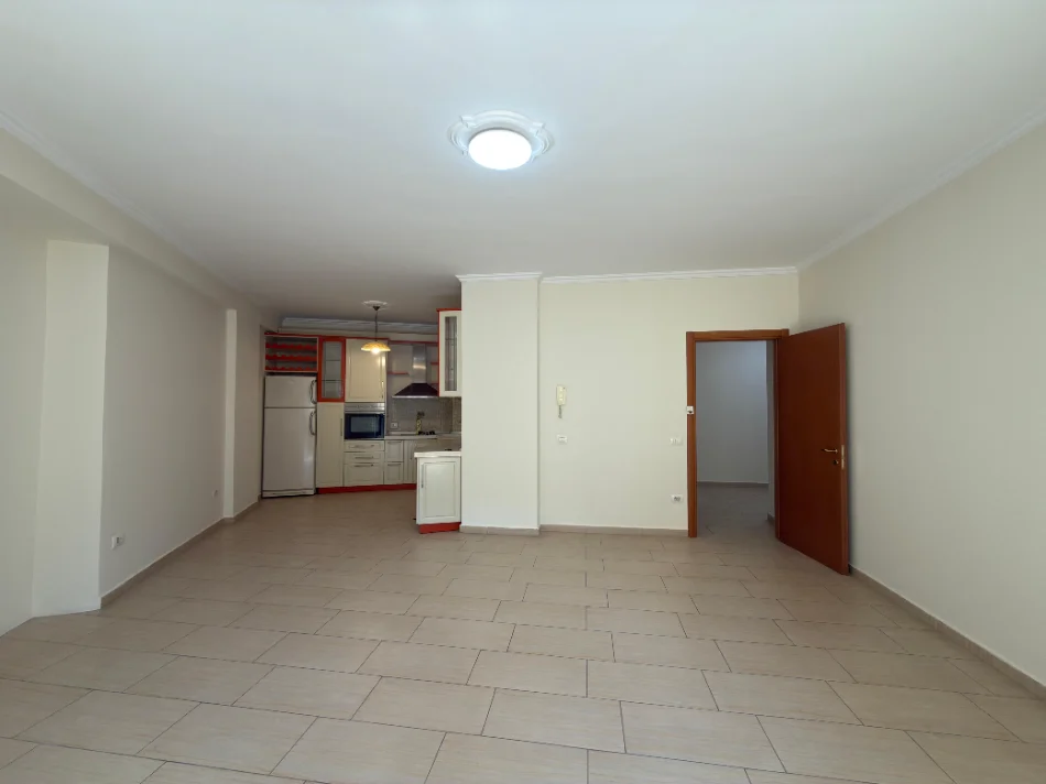 Tirane, jepet me qera apartament 2+1+Ballkon Kati 6, 125 m² 1.000 € (9 Katëshet)