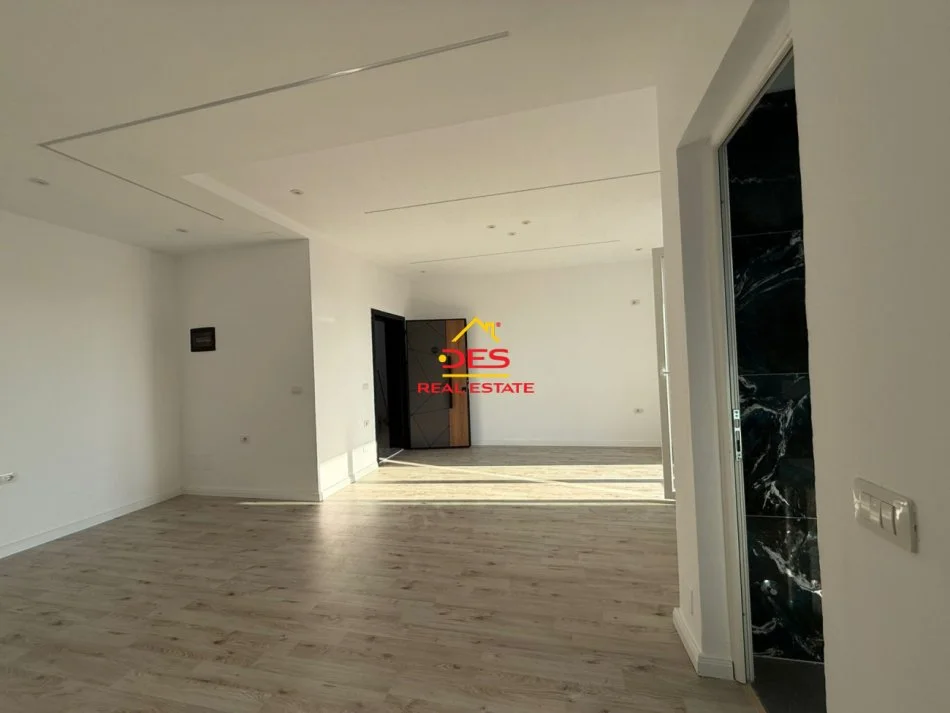 Vlore, shitet apartament 1+1+Ballkon Kati 9, 82 m² 125.000 € (Rruga Dush Strati)