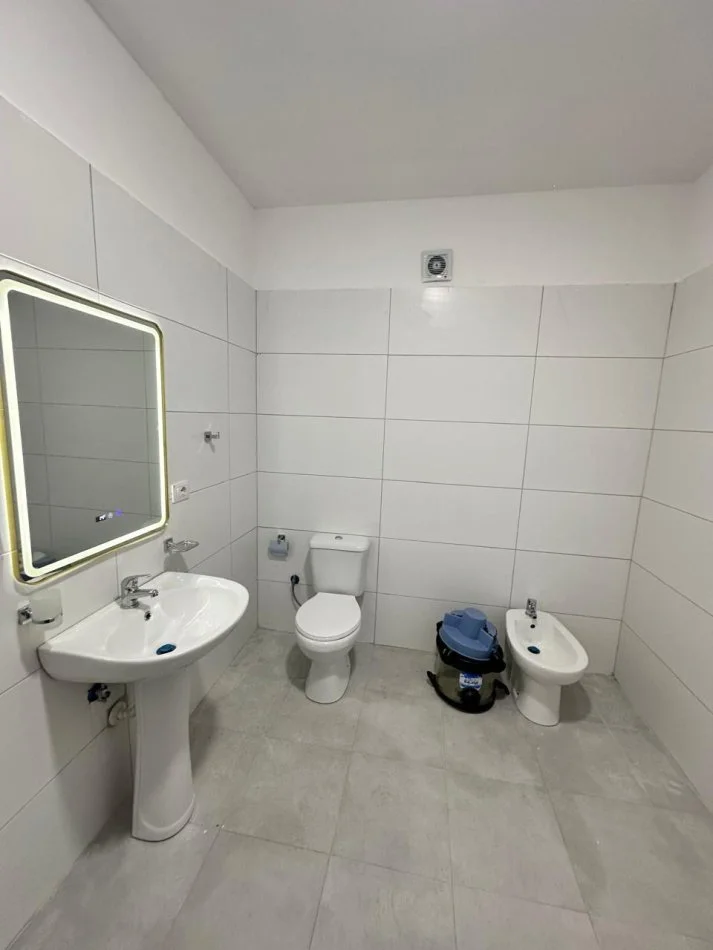 Tirane, jepet me qera apartament 1+1 , 350 € (Sheshi Garibaldi)