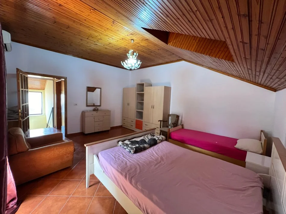 Tirane, jepet me qera Vile 4+1 Kati 1, 200 m² 1.200 € (medreseja)