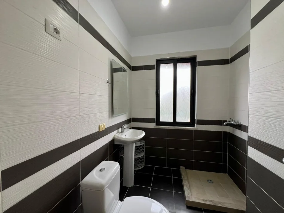 Tirane, shitet apartament 2+1+Ballkon Kati 4, 110 m² 180.000 € (Bulevardi Migjeni)