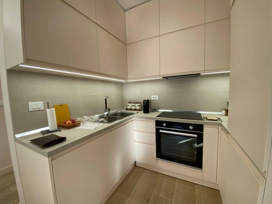 Tirane, jepet me qera apartament 2+1+Ballkon Kati 3, 1.500 € (Rruga e Kavajes, Kisha Katolike)