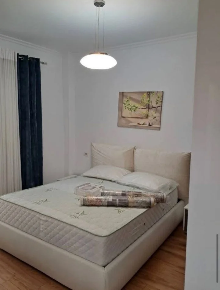 Tirane, jepet me qera apartament 2+1+Ballkon Kati 5, 110 m² 1.250 € (Pazari Ri)