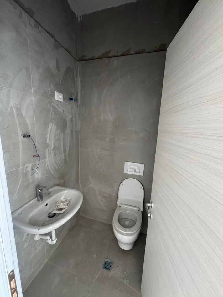Tirane, jepet me qera ambjent biznesi Kati 1, 40 m² 400 € (Astir)