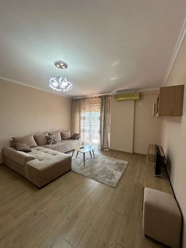 Tirane, jepet me qera apartament 2+1 Kati 2, 122 m² 900 € (prane Pavarottit)