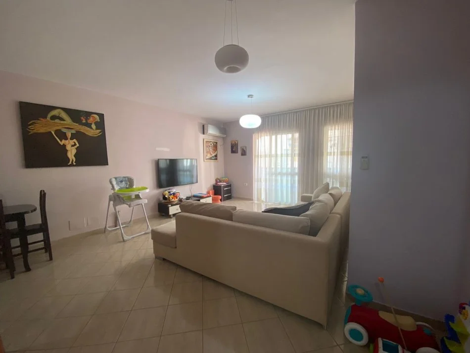 Tirane, jepet me qera apartament 1+1+Ballkon Kati 3, 70 m² 550 € (Selvia, Rruga e Dibres)
