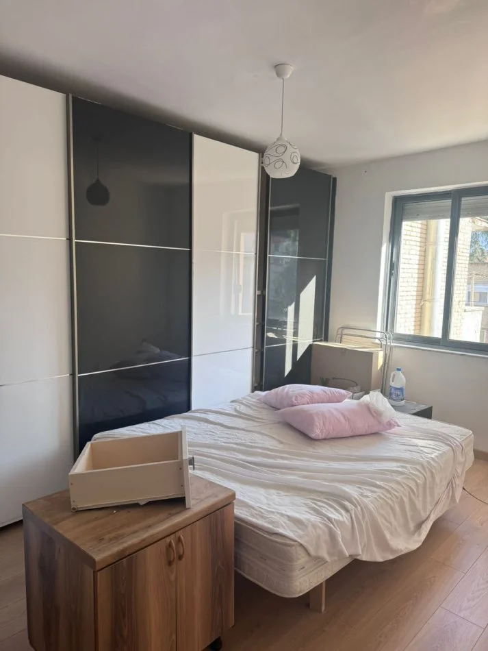 Tirane, jepet me qera apartament 2+1+Ballkon Kati 5, 75 m² 400 € (Rruga Muhamed Gjollesha)