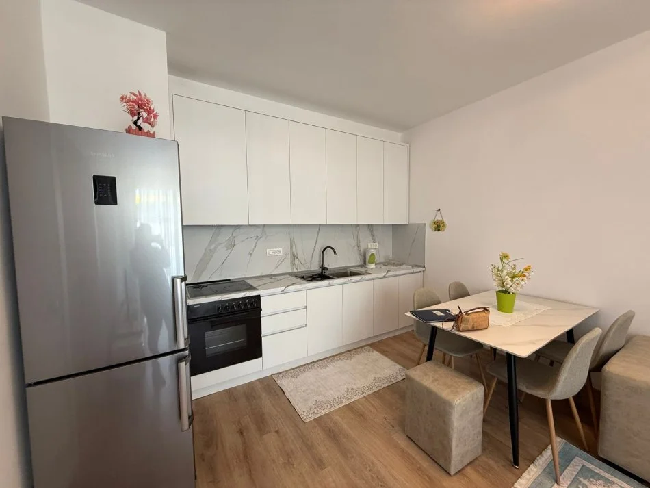 Tirane, jepet me qera apartament 2+1 Kati 4, 91 m² 450 € (UNIVERS CITY)