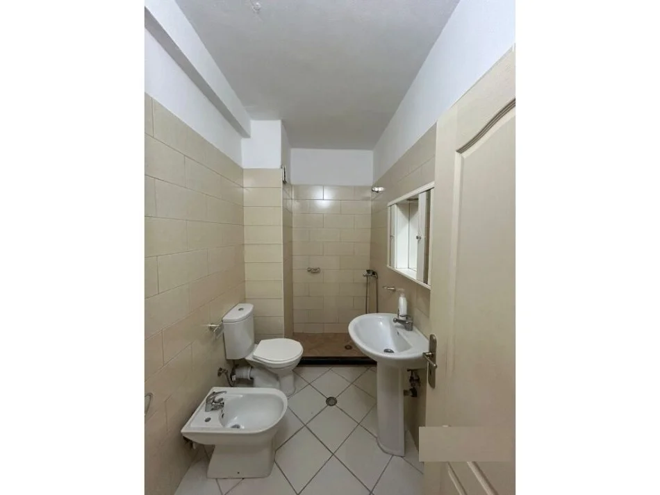 Tirane, jepet me qera apartament 2+1 , 76 m² 500 € (Rruga Loni Ligori)