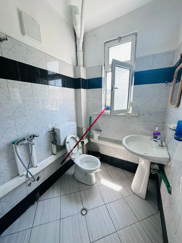 Tirane, jepet me qera apartament 2+1+Ballkon Kati 4, 80 m² 550 € 