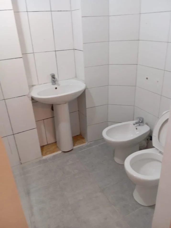 Tirane, jepet me qera ambjent biznesi Kati 0, 50 m² 550 € (Mihal Gramero)