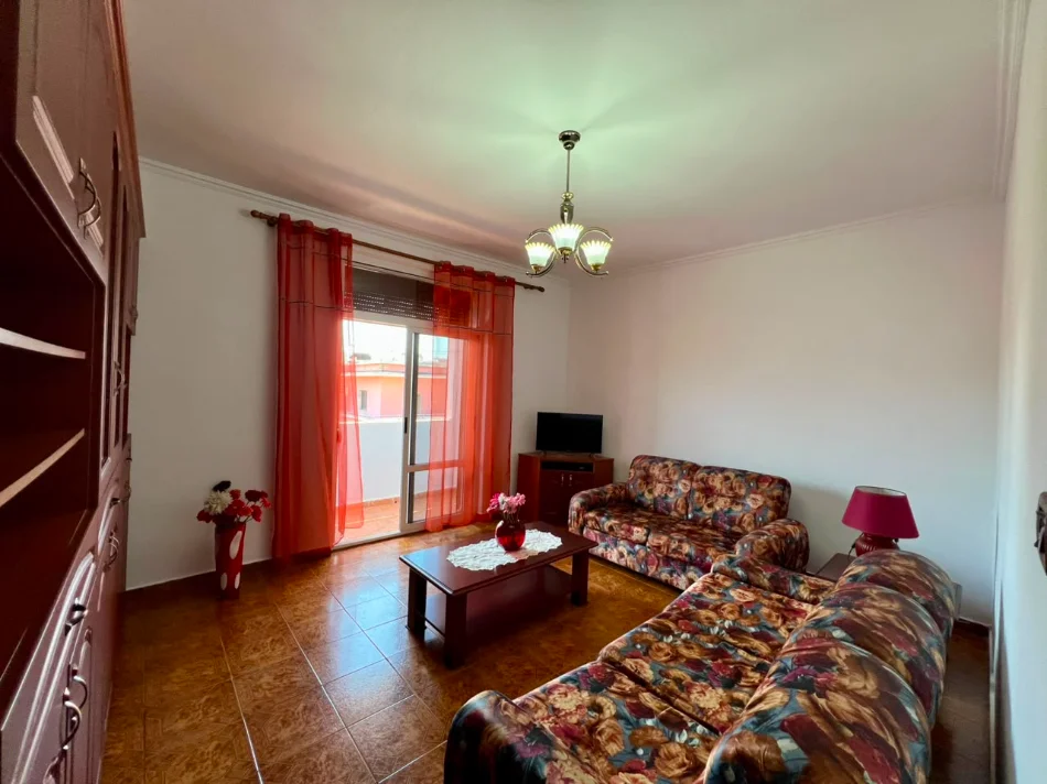 Tirane, jepet me qera apartament 2+1+Ballkon Kati 4, 80 m² 600 € (Shkolla e Kuqe)
