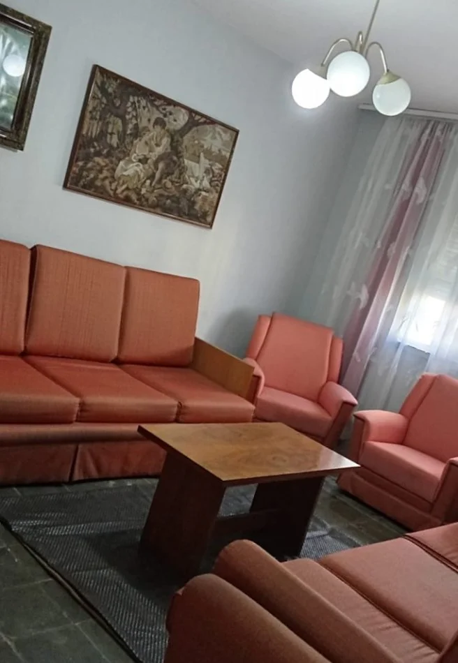 Tirane, jepet me qera apartament 2+1+Ballkon Kati 4, 80 m² 440 € (Xhamlliku)