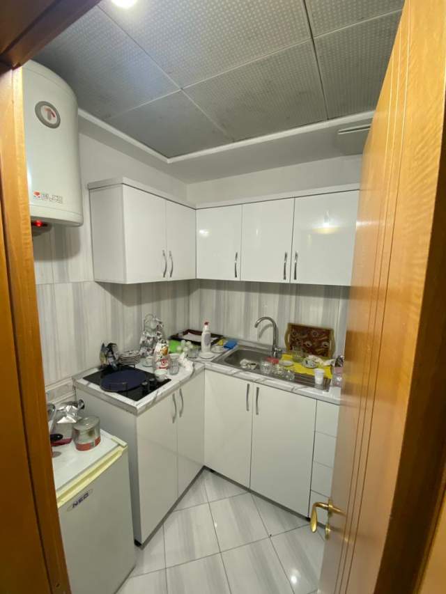 Tirane, jepet me qera zyre 110 m² 2.200 Euro (Qender)