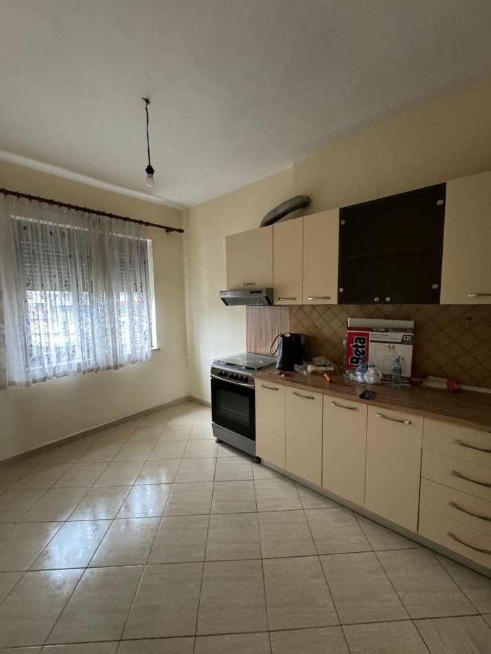 Jepet me qera apartamenti 1+1 350 mije leke, Zogu i Zi prane Vodafonit.