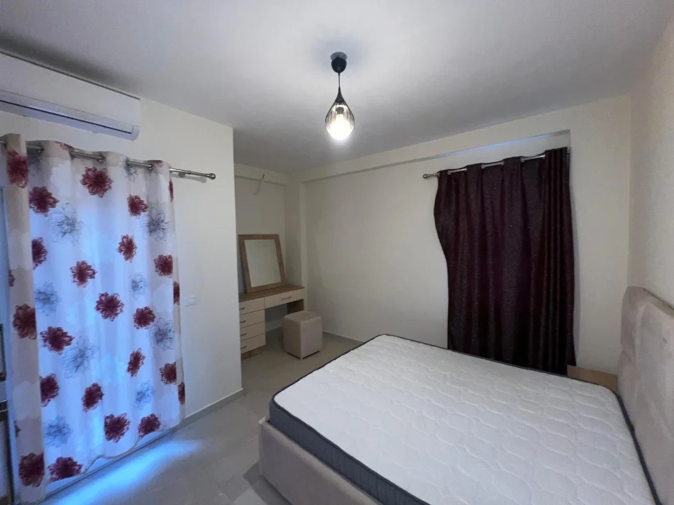 Tirane, jepet me qera apartament 1+1+Ballkon Kati 2, 55 m² 450 € (Shkolla e Bashkuar)
