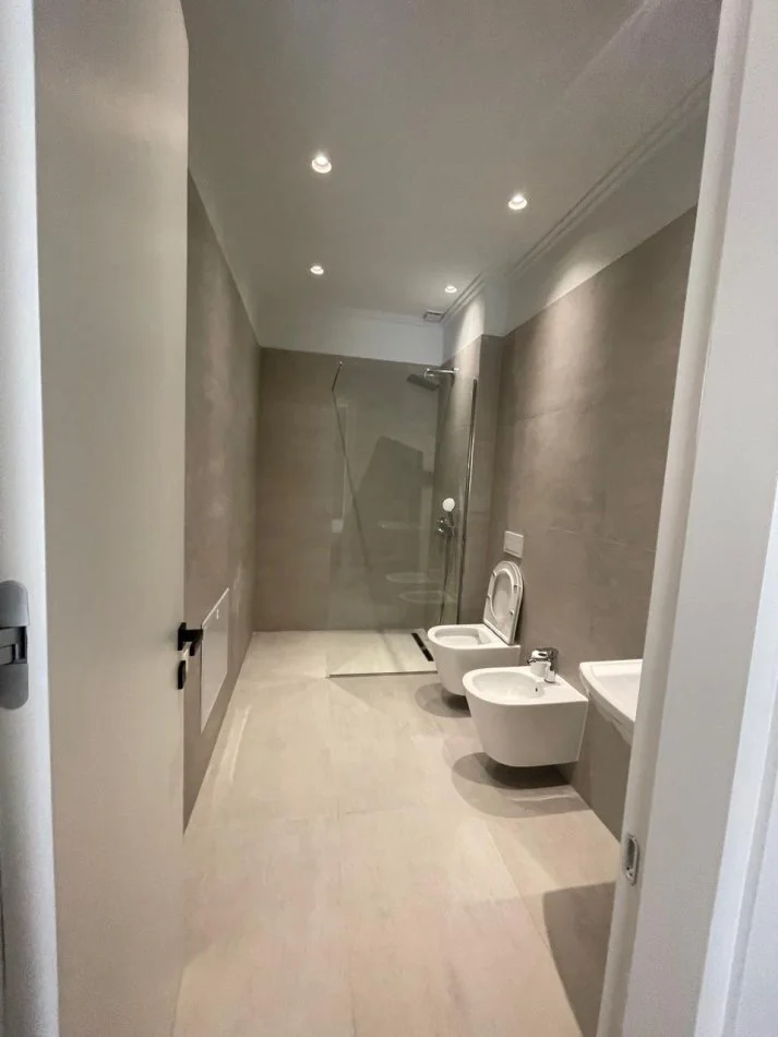 Tirane, jepet me qera apartament 3+1+Ballkon Kati 1, 150 m² 1.800 € (Liqeni i Thate)