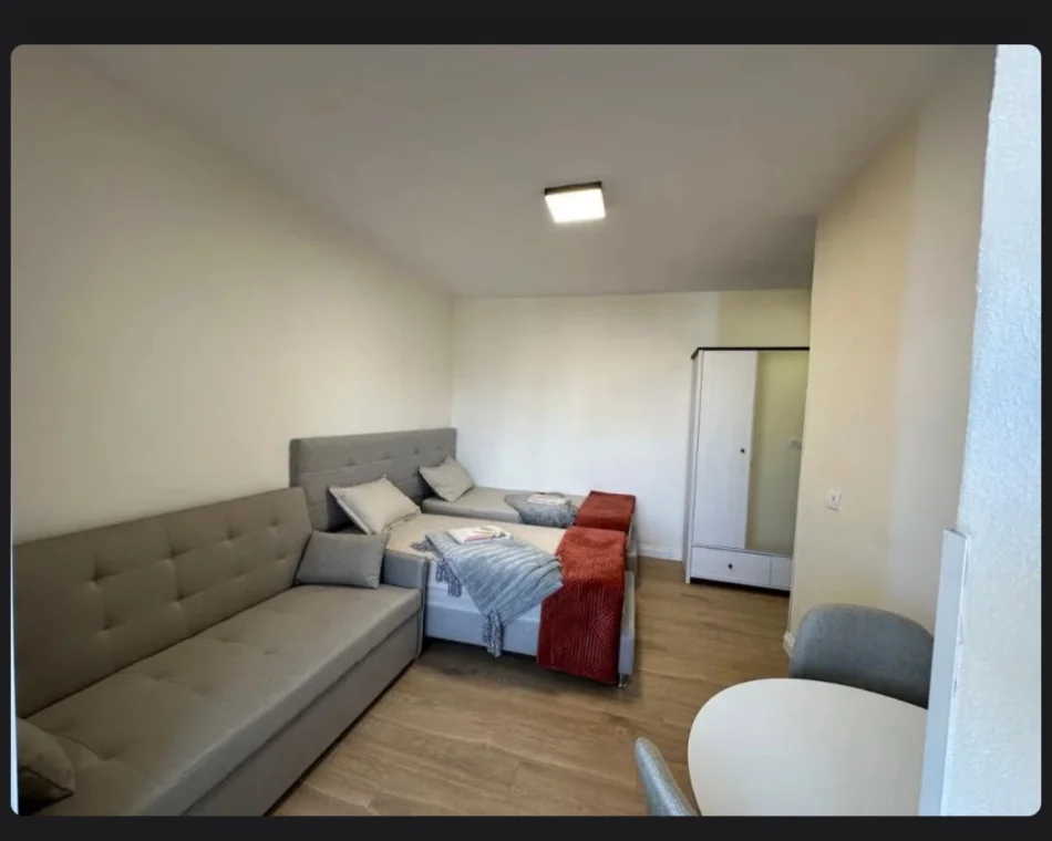 Shqiperi, jepet me qera garsonier 1+1 Kati 2, 40 m² 400 € (Zonja Curre)