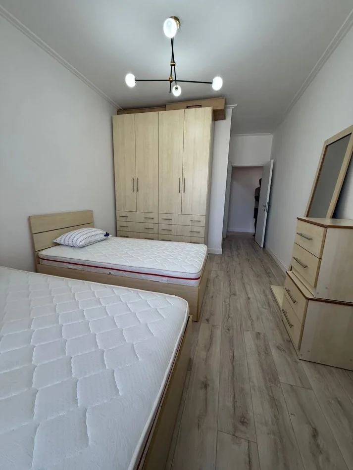 Tirane, jepet me qera apartament 2+1+Ballkon Kati 2, 750 € (Stacioni Trenit)