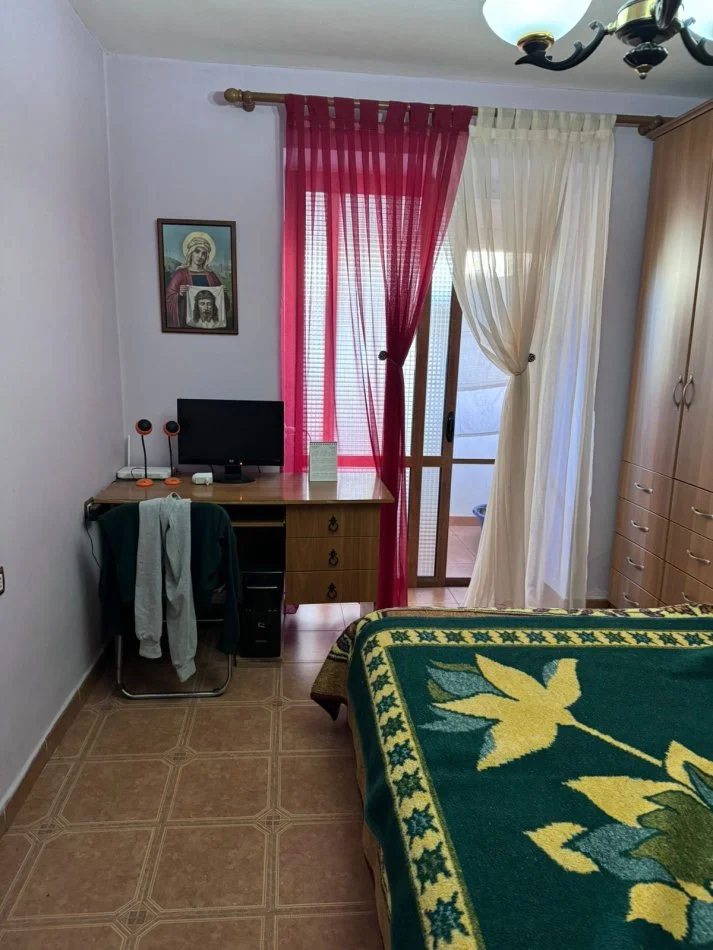 Tirane, jepet me qera apartament 2+1+Ballkon Kati 1, 80 m² 500 € (Bulevardi Bajram Curri)