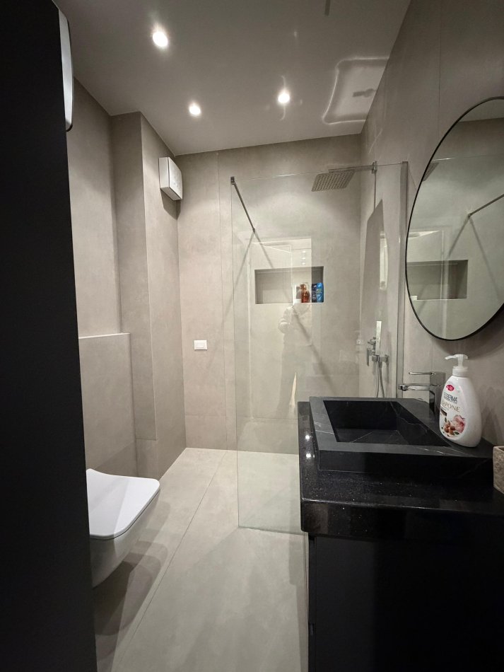 Tirane, jepet me qera apartament 1+1 Kati 7, 70 m² 1.000 € (Pazari i Ri)