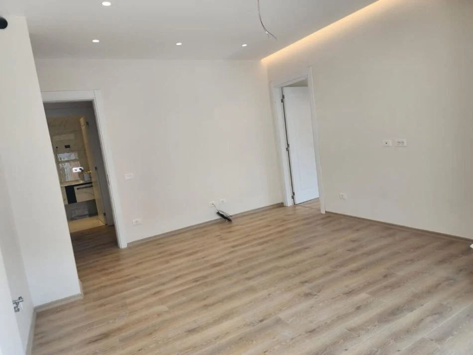 Tirane, jepet me qera apartament 2+1 bosh + parkim Kati 6, 92 m² 500 € (STACIONI I TRENIT)