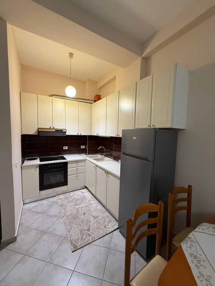 Tirane, jepet me qera 2+1+Ballkon , 500 € (Kodra e Diellit)