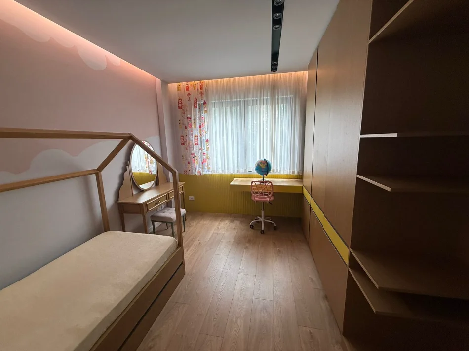 Tirane, jepet me qera apartament 2+1 Kati 3, 93 m² 1.300 € (Liqeni i Thate)