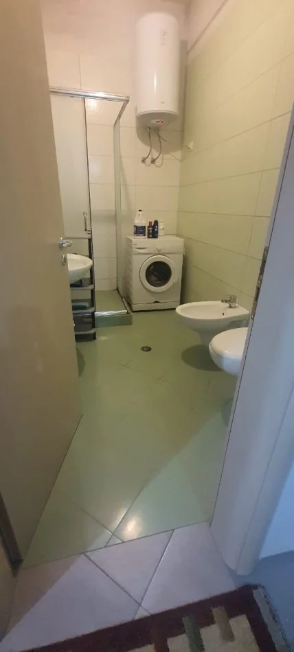 Tirane, jepet me qera apartament 1+1+Ballkon Kati 4, 60 m² 300 € (rruga Muhamed Deliu)