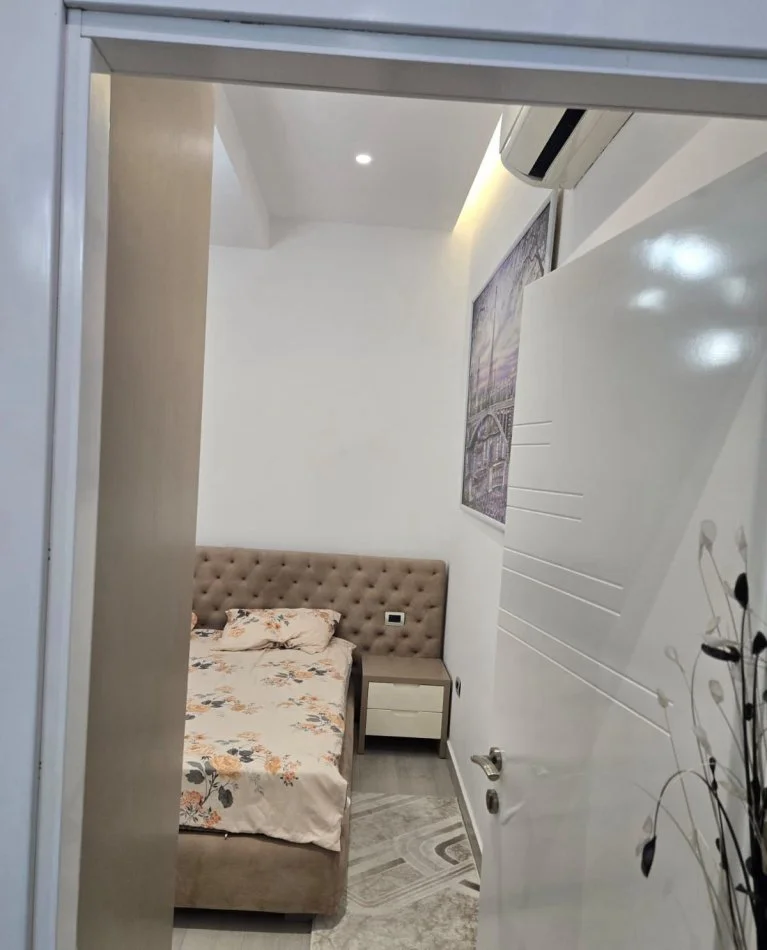 Tirane, jepet me qera apartament 1+1+Ballkon Kati 5, 70 m² 550 € (prane Kristal Center)