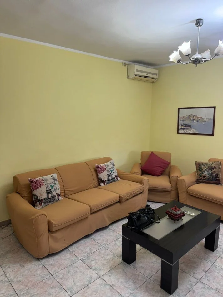 Tirane, jepet me qera apartament 2+1+Ballkon Kati 4, 80 m² 500 € (rruga Elbsanit)